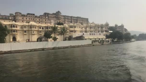 Udaipur, India - view of the walls of the palace from the side of the lake Pichola part 7 — ストック動画
