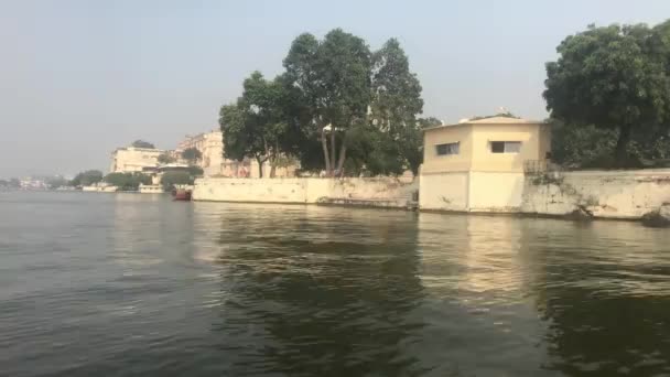 Udaipur, India - uitzicht op de muren van het paleis vanaf de zijkant van het meer Pichola deel 3 — Stockvideo