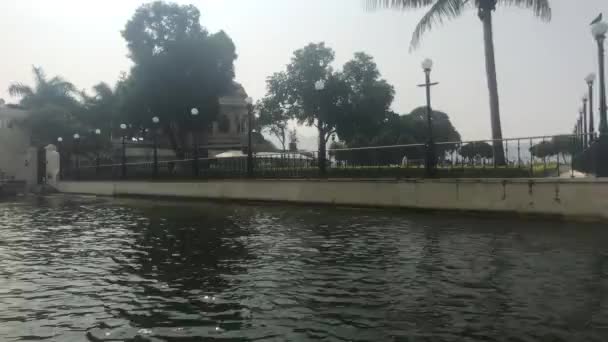 Udaipur, India - Caminar por el lago Pichola en un pequeño barco parte 12 — Vídeo de stock