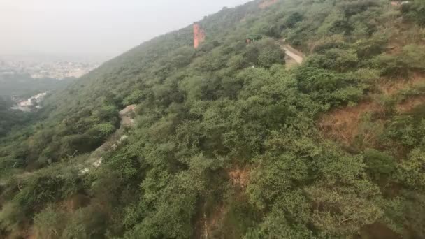 Udaipur, India - Pemandangan danau dan bukit saat mendaki bagian 2 — Stok Video