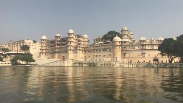Udaipur, India - uitzicht op de muren van het paleis vanaf de zijkant van het meer Pichola deel 4 — Stockvideo