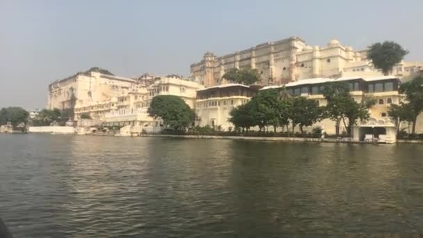 Udaipur, Indie - pohled na hradby paláce ze strany jezera Pichola — Stock video