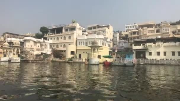 Udaipur, India - มุมมองของกําแพงของพระราชวังจากด้านข้างของทะเลสาบ Pichola ส่วนที่ 10 — วีดีโอสต็อก