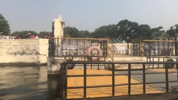 Udaipur, Índia - 12 de novembro de 2019: Os turistas do Lago Pichola à beira-mar estão esperando o barco — Vídeo de Stock
