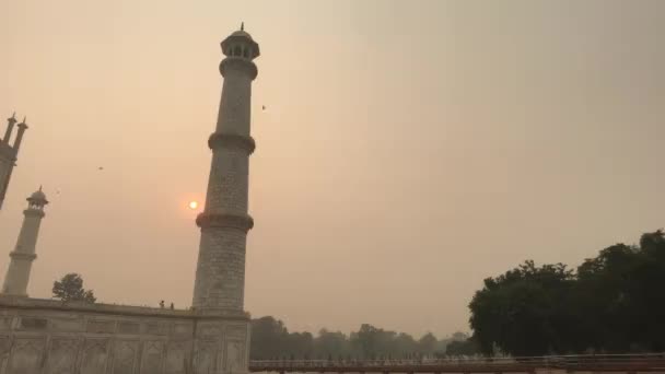 Agra, India, 10 november 2019, Taj Mahal, zonsopgang tegen de achtergrond van de toren — Stockvideo