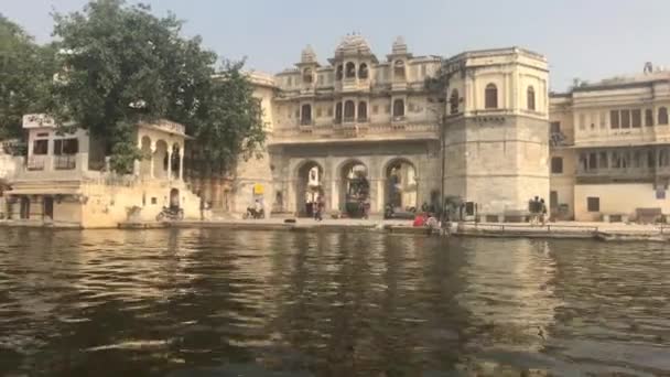 Udaipur, India - view of the walls of the palace from the side of the lake Pichola part 6 — Stockvideo