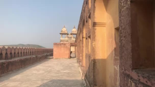 Jaipur, Índia, 05 de novembro de 2019, Amer Fort a varanda superior do antigo forte com turistas — Vídeo de Stock