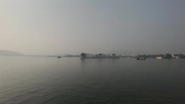 Udaipur, Ινδία - Άποψη της λίμνης από τον πάνω πύργο του παλατιού μέρος 2 — Αρχείο Βίντεο