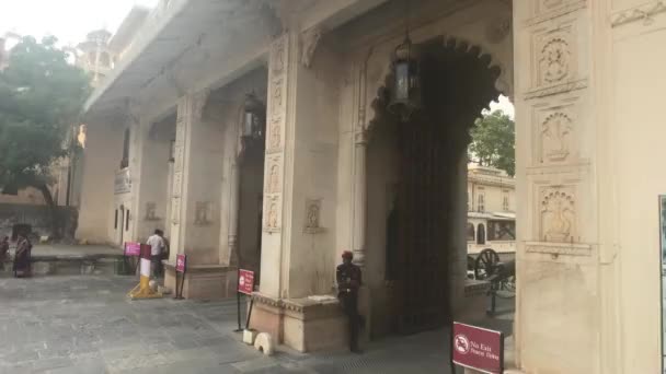 Udaipur, India - November 13, 2019: City Palace tourists go on the road part 4 — ストック動画