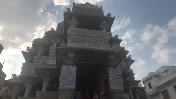 Udaipur, India - 13 novembre 2019: Turisti del Tempio Jagdish sullo sfondo di un bellissimo tempio — Video Stock