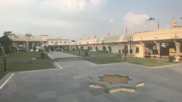 Udaipur, India - November 13, 2019: City Palace tourists explore the sights — 图库视频影像