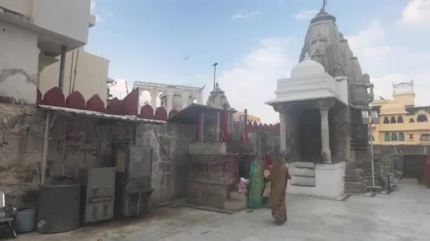 Udaipur, India - 13 November 2019: Wisatawan Klenteng Jagdish mengambil bagian dalam pelayanan pada bagian 9 — Stok Video