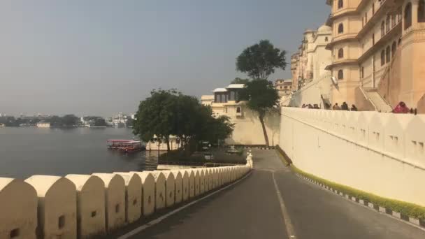 Udaipur, India - 13 de noviembre de 2019: Los turistas del Palacio de la Ciudad se dirigen a la entrada del palacio parte 3 — Vídeos de Stock