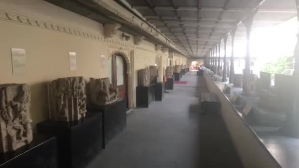 Udaipur, Ινδία - 13 Νοεμβρίου 2019: Οι τουρίστες του City Palace μετακινούνται μεταξύ των δωματίων στο εσωτερικό του ανακτόρου μέρος 3 — Αρχείο Βίντεο