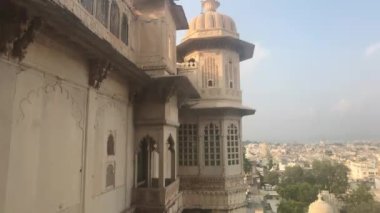 Udaipur, Hindistan - Sarayın yüksek duvarlarından şehrin görüntüsü Bölüm 2