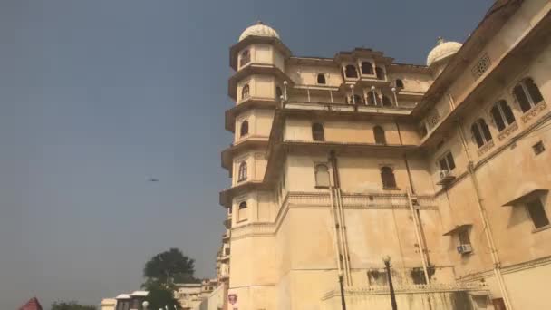 Udaipur, indien - Mauern und Türme des alten Palastes Teil 7 — Stockvideo