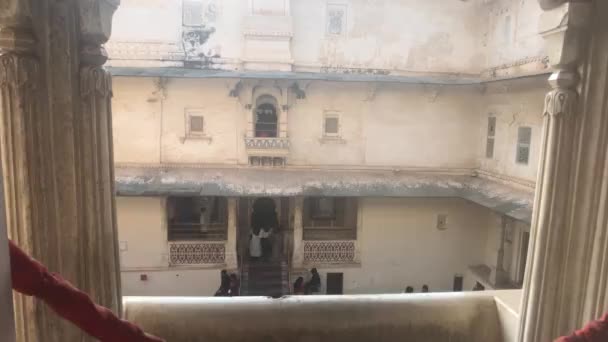 Udaipur, India - falak és tornyok a régi palota része 9 — Stock videók