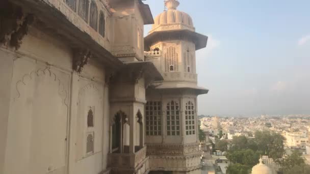 Udaipur, India - Uitzicht op de stad vanaf de hoogte van de paleismuren deel 2 — Stockvideo