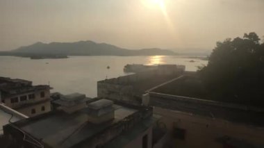 Udaipur, Hindistan - Sarayın üst kulesinden göl manzarası