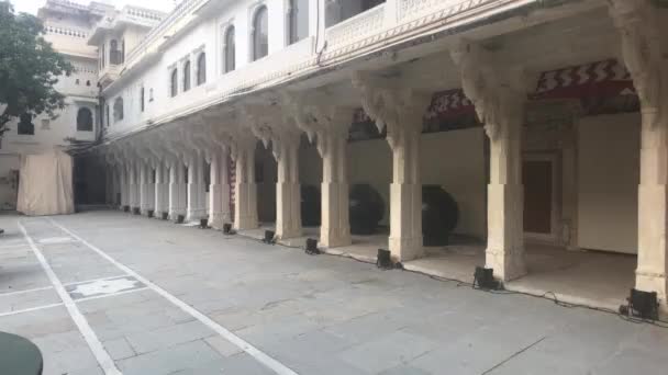 Udaipur, India - piazza interna con colonne scolpite — Video Stock