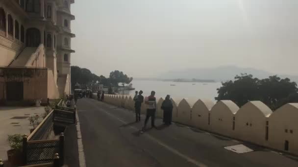 Udaipur, India - 13 novembre 2019: I turisti del City Palace vanno sulla strada parte 10 — Video Stock