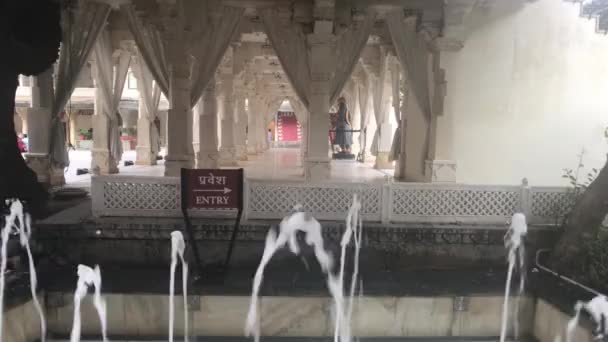 Удайпур, Индия - фонтан внутри двора — стоковое видео