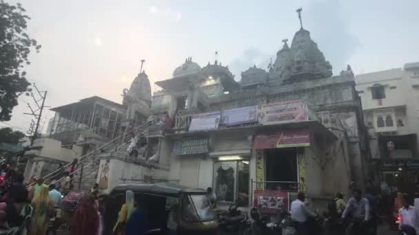 Udaipur, India - 13 de noviembre de 2019: Los turistas del Templo Jagdish participan en la parte de servicio 3 — Vídeo de stock