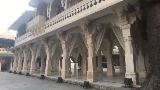 Udaipur, India - zuilen van het gebouw op de binnenplaats — Stockvideo