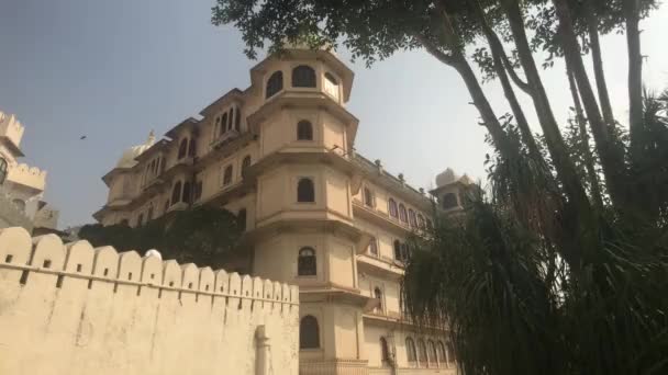 Udaipur, India - mura e torri del vecchio palazzo — Video Stock