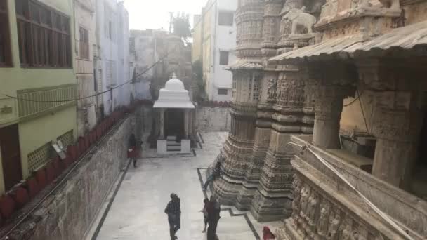 Udaipur, India - 2019. november 13.: Jagdish Temple turisták vesznek részt a szolgáltatás 17.