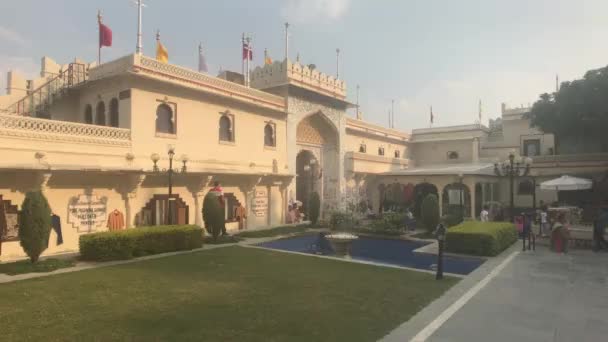 Udaipur, Índia - 13 de novembro de 2019: Os turistas do Palácio da Cidade se movem entre os quartos dentro do palácio parte 7 — Vídeo de Stock