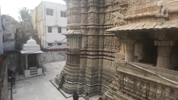 Udaipur, India - 13 novembre 2019: I turisti del Tempio Jagdish prendono parte alla parte di servizio 4 — Video Stock