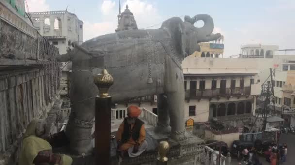 Udaipur, Hindistan - 13 Kasım 2019: Jagdish Tapınağı turistleri 5. — Stok video