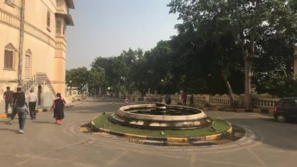 Udaipur, India - 13 november 2019: City Palace toeristen gaan naar de ingang van het paleis deel 2 — Stockvideo