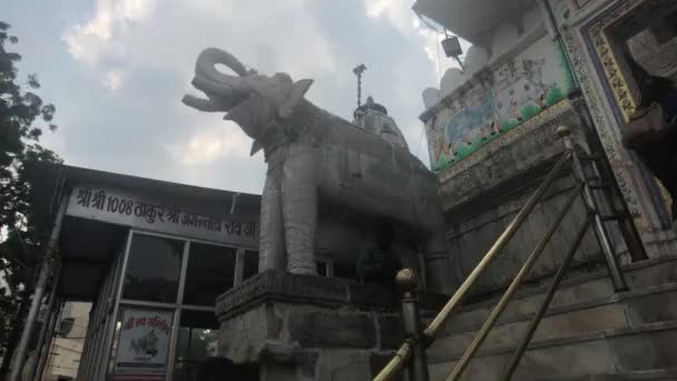 Udaipur, Indien - 13 november 2019: Jagdish Temple turister i bakgrunden av ett vackert tempel del 5 — Stockvideo
