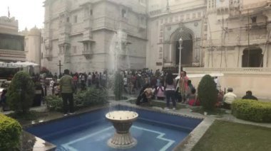 Udaipur, Hindistan - 13 Kasım 2019: Şehir Sarayı turistleri 11. bölümü geziyorlar