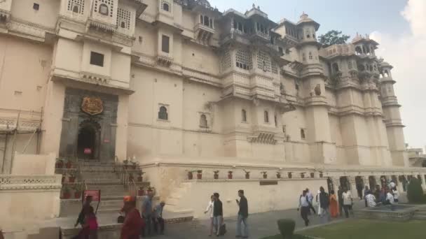 Udaipur, India - 13 november 2019: City Palace toeristen verplaatsen zich tussen de kamers in het paleis deel 6 — Stockvideo