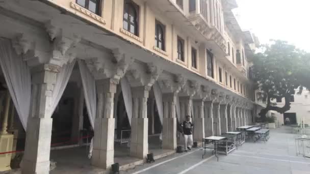 Udaipur, Indien - 13 november 2019: City Palace turister flyttar mellan rummen inne i palatset del 11 — Stockvideo