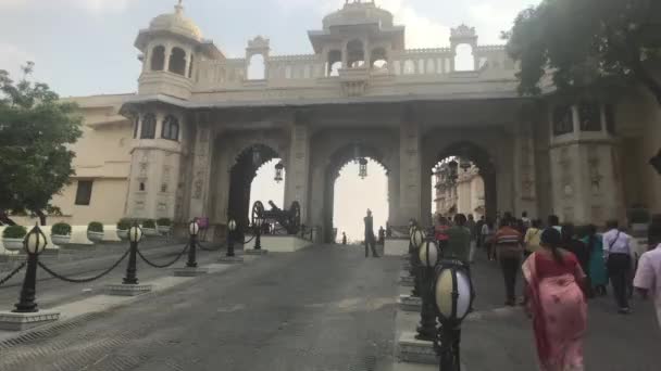 Udaipur, India - 13 november 2019: City Palace toeristen gaan op de weg deel 3 — Stockvideo