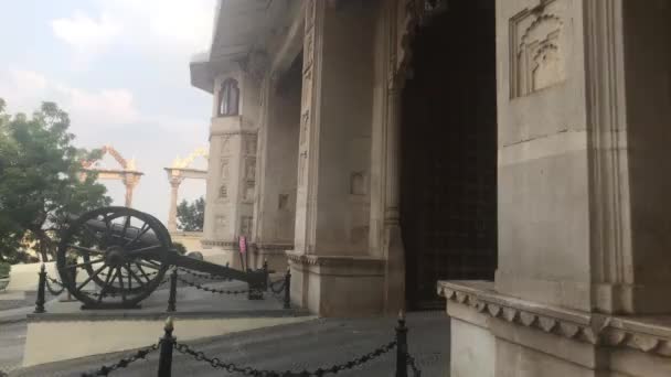 Udaipur, Inde - vieux pistolet à l'entrée de l'arche — Video