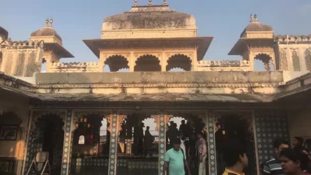 Udaipur, India - 13 novembre 2019: I turisti del City Palace si spostano tra le stanze all'interno del palazzo parte 12 — Video Stock