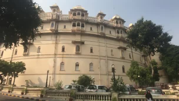 Udaipur, India - 13 november 2019: City Palace toeristen gaan op de weg deel 11 — Stockvideo
