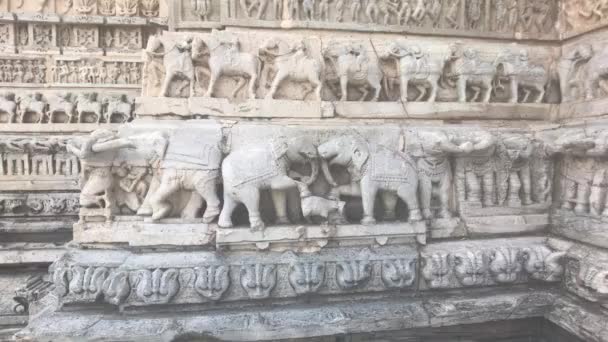 Udaipur, Inde - beaux motifs de pierre sur les murs d'un ancien temple partie 4 — Video