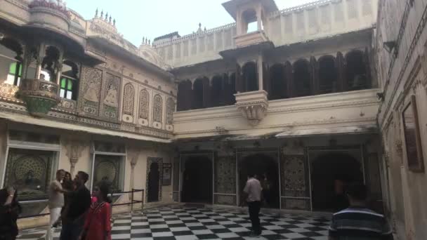 Udaipur, Índia - 13 de novembro de 2019: Os turistas do City Palace exploram a parte 4 — Vídeo de Stock