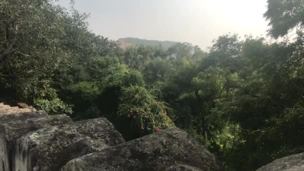 Udaipur, India - mountains against the fence of the old fortress — Stock Video