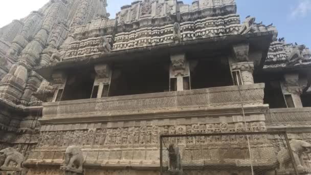 Udaipur, Indien - vackra stenmönster på väggarna i ett antikt tempel del 9 — Stockvideo