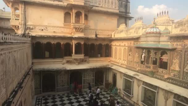 Удайпур, Индия - 13 ноября 2019 года: Городской дворец туристы перемещаются между комнатами внутри дворца часть 2 — стоковое видео