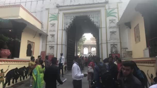 Udaipur, India - 13 de noviembre de 2019: Los turistas del Palacio de la Ciudad exploran los lugares de interés parte 10 — Vídeo de stock