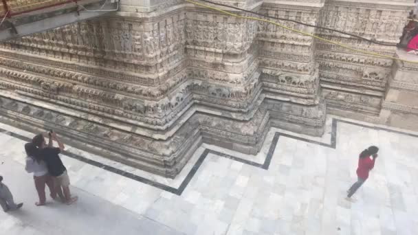 2019年11月13日インド、ウダイプル:ジャグジー寺の観光客がサービスの一部に参加14 — ストック動画