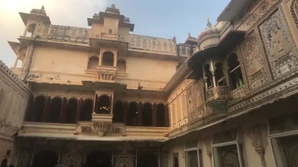 Udaipur, Indien - murar och torn i det gamla palatset del 4 — Stockvideo